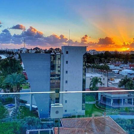 The White Pearl Suite - Beach Front City Centre With Sea View. Limasol Dış mekan fotoğraf