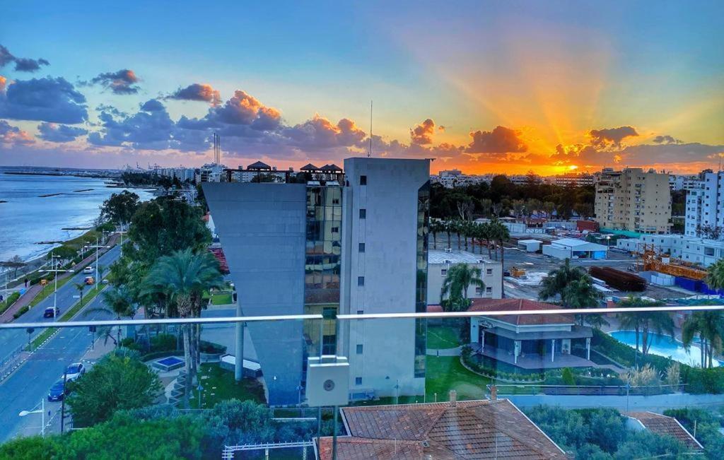 The White Pearl Suite - Beach Front City Centre With Sea View. Limasol Dış mekan fotoğraf