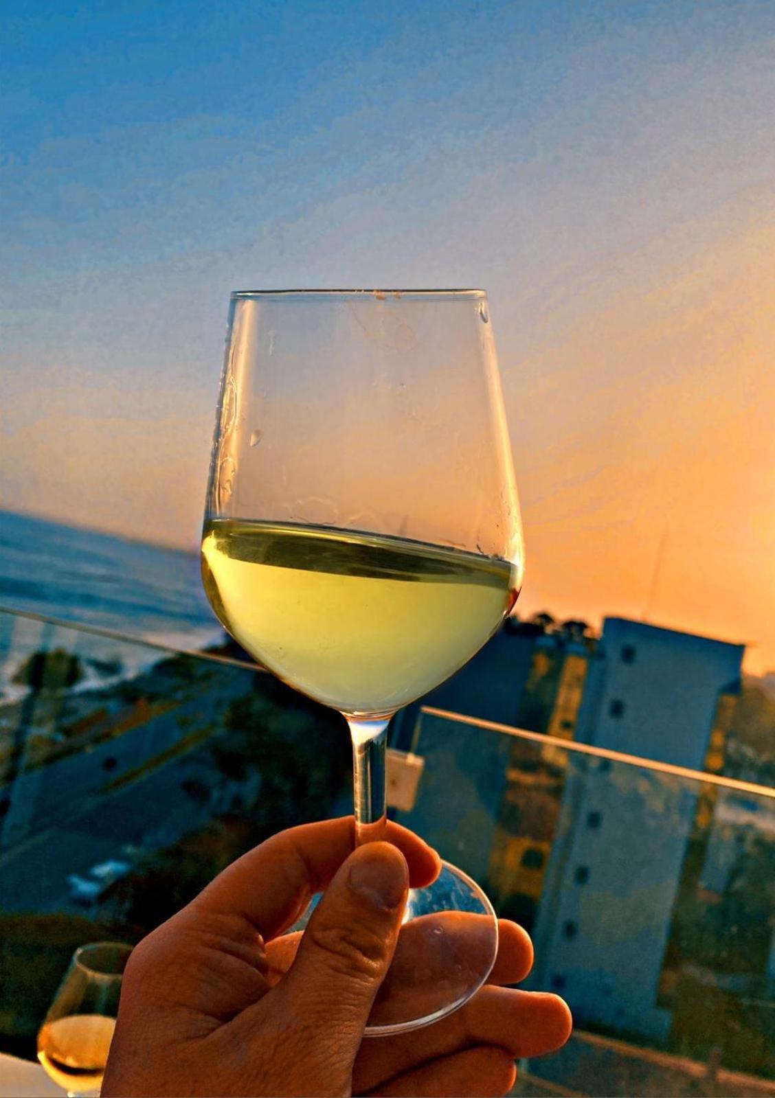 The White Pearl Suite - Beach Front City Centre With Sea View. Limasol Dış mekan fotoğraf