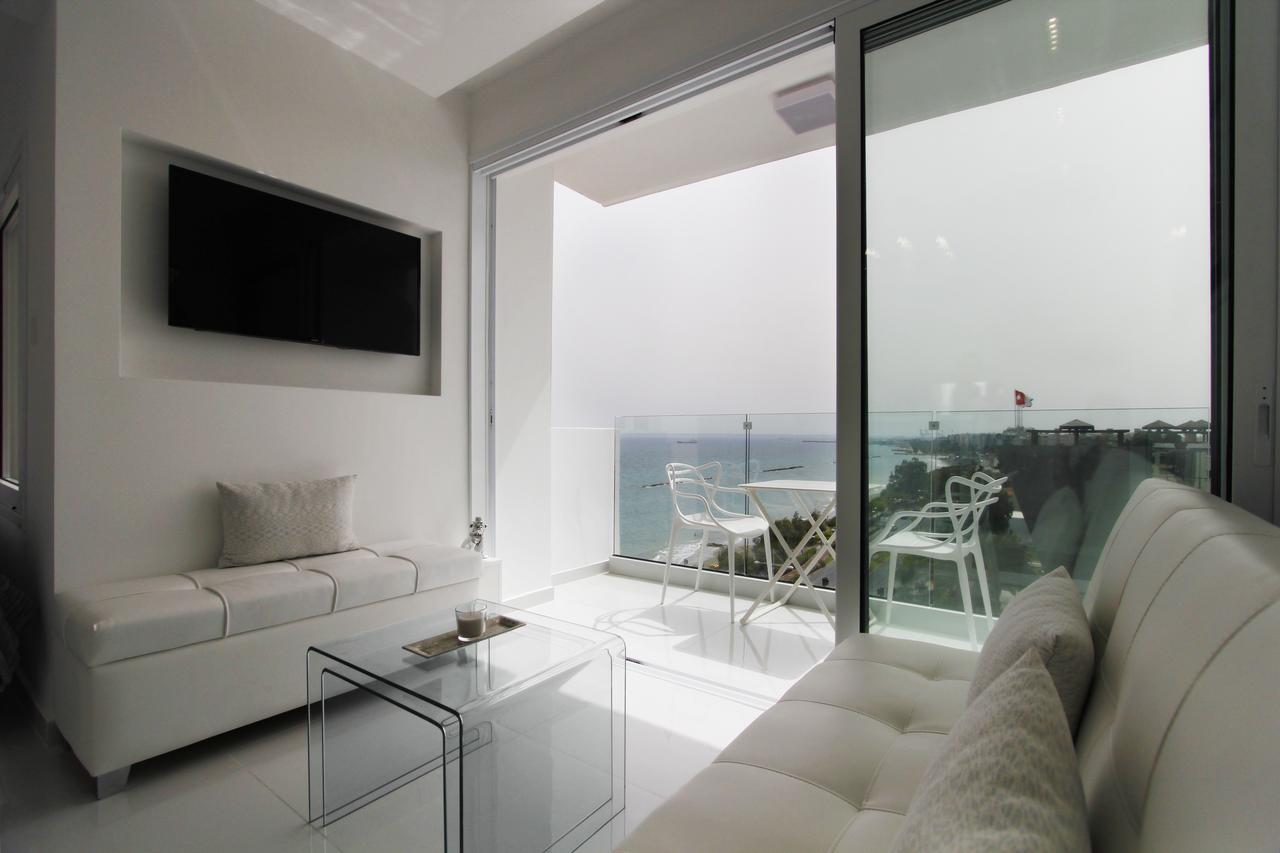 The White Pearl Suite - Beach Front City Centre With Sea View. Limasol Dış mekan fotoğraf