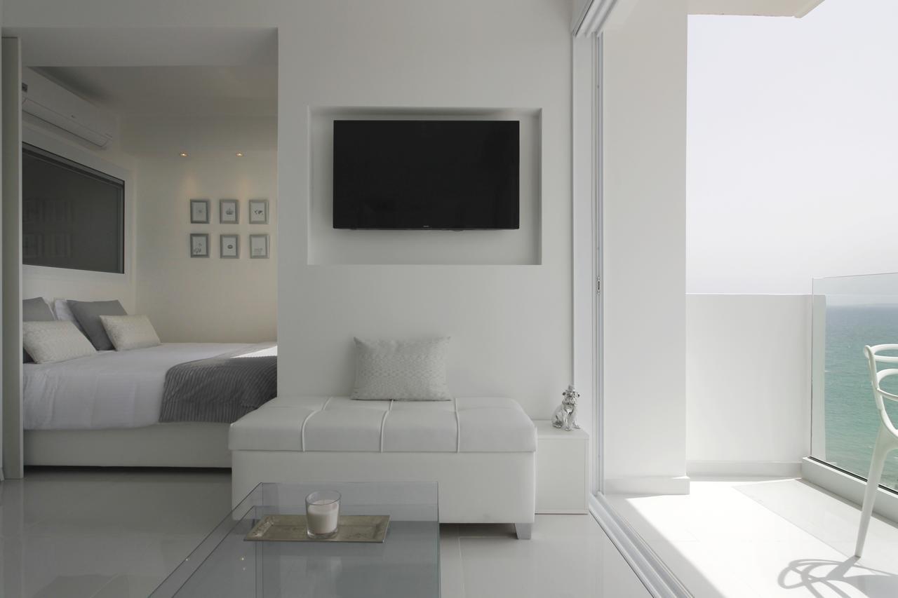 The White Pearl Suite - Beach Front City Centre With Sea View. Limasol Dış mekan fotoğraf