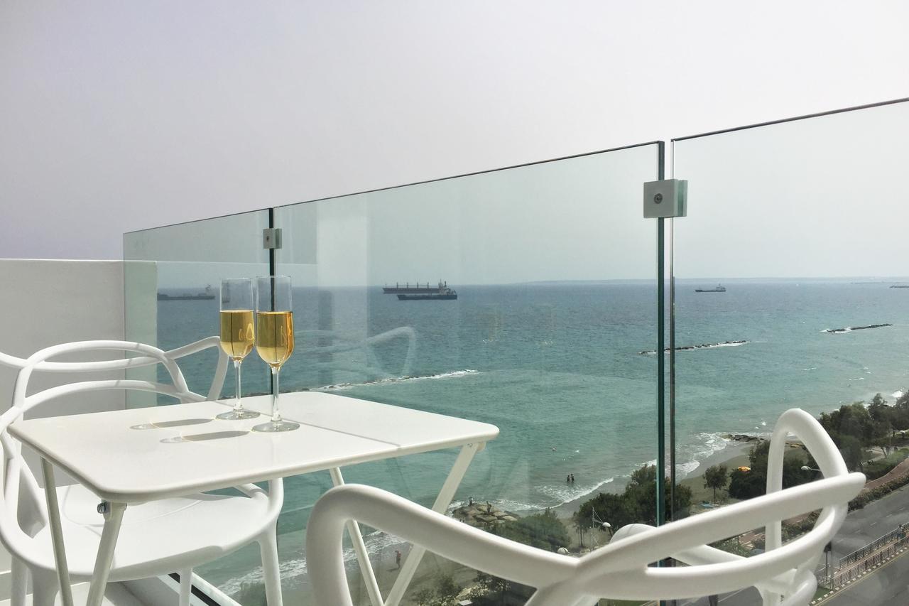 The White Pearl Suite - Beach Front City Centre With Sea View. Limasol Dış mekan fotoğraf