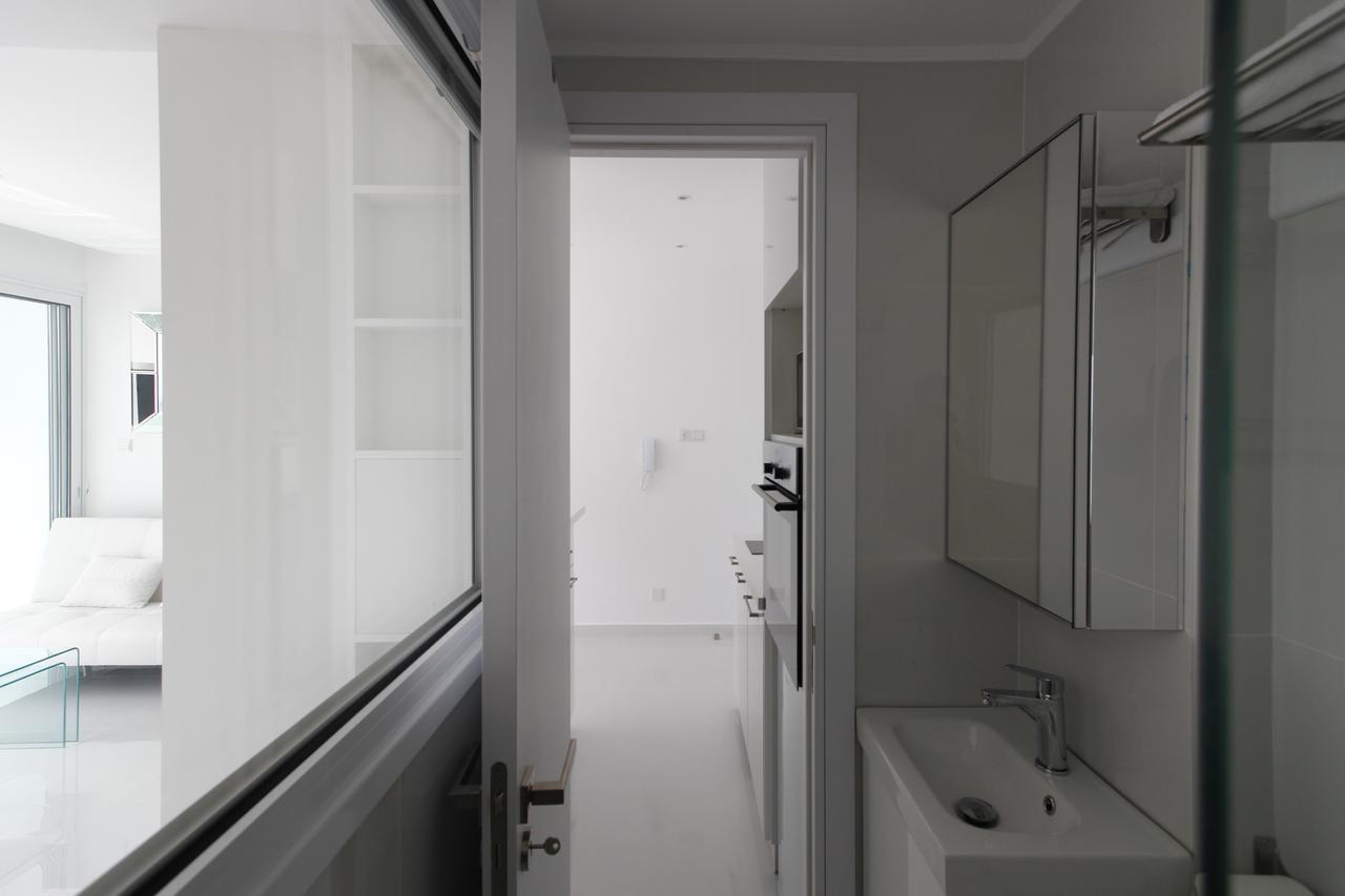 The White Pearl Suite - Beach Front City Centre With Sea View. Limasol Dış mekan fotoğraf